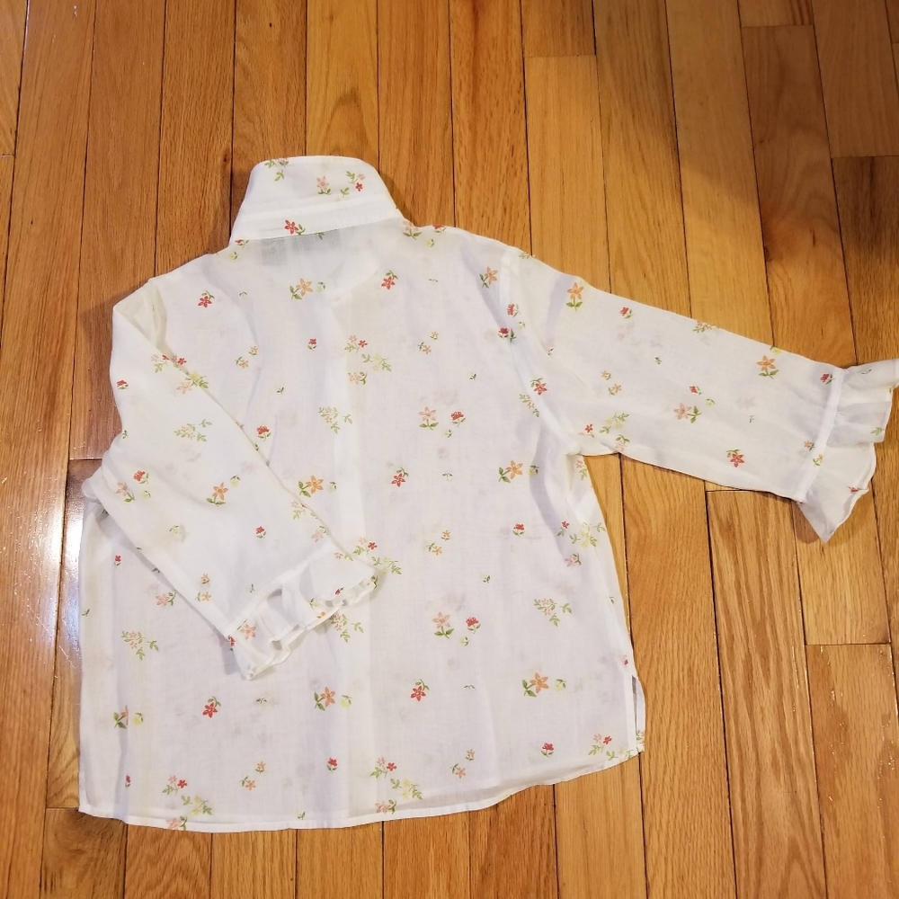 Gifted✴NEW price for new list Lite weight floral blouse